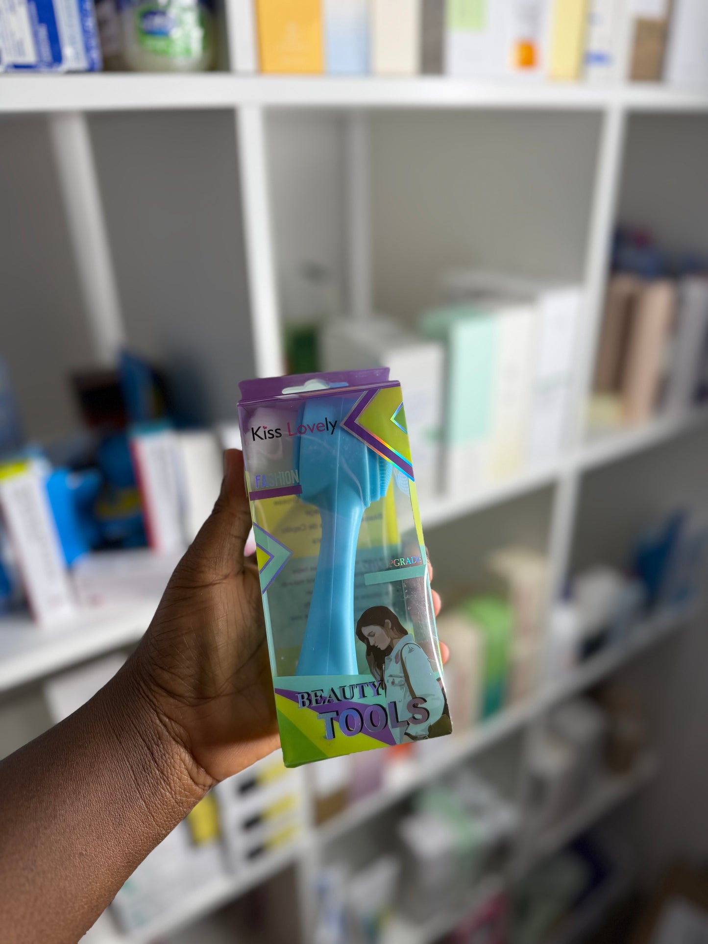 KISS LOVELY FACIAL CLEANSING BRUSH – DEEP PORE CLEAN & GENTLE EXFOLIATION