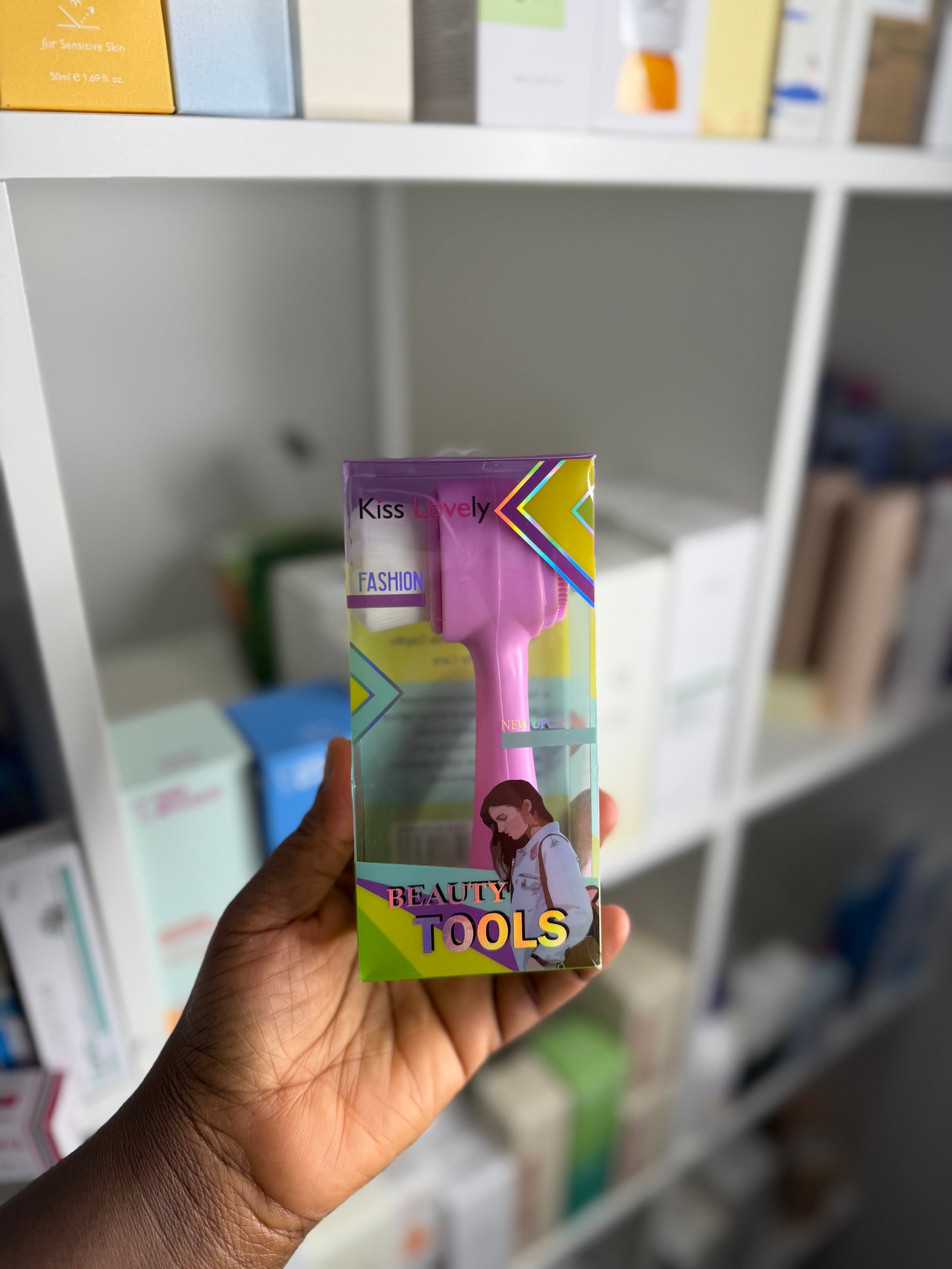 KISS LOVELY FACIAL CLEANSING BRUSH – DEEP PORE CLEAN & GENTLE EXFOLIATION