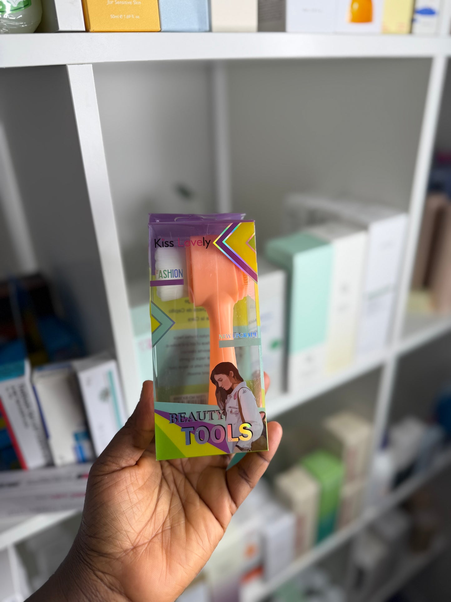 KISS LOVELY FACIAL CLEANSING BRUSH – DEEP PORE CLEAN & GENTLE EXFOLIATION